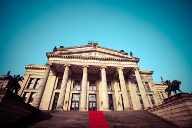 Berlin, Almanya 'da jandarma. Alman Katedrali ve Konzerthaus 'a bak.