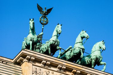 Brandenburg kapısının tepesindeki Quadriga, Berlin 