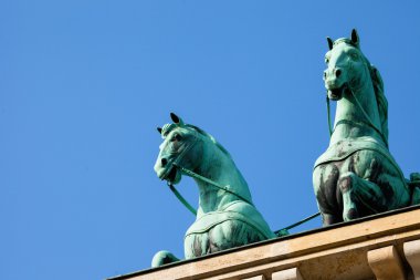 Brandenburg kapısının tepesindeki Quadriga, Berlin 