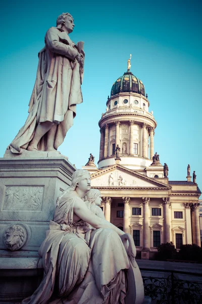 Gendarmenmarkt in Berlin. Blick auf Dom und Konzerthaus. — Stockfoto