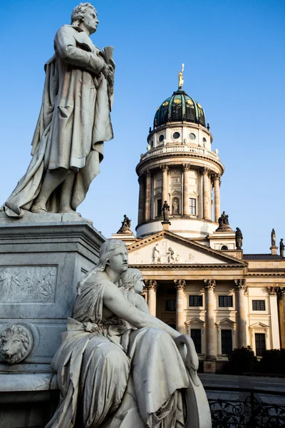 Gendarmenmarkt v Berlíně, Německo. Pohled na německou katedrálu a Konzerthaus. — Stock fotografie