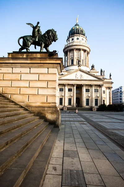 Gendarmenmarkt v Berlíně, Německo. Pohled na německou katedrálu a Konzerthaus. — Stock fotografie