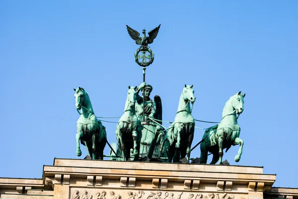 La Quadriga en la parte superior de la puerta de Brandeburgo, Berlín — Foto de Stock