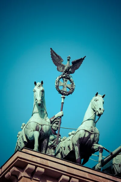 La Quadriga en la parte superior de la puerta de Brandeburgo, Berlín —  Fotos de Stock