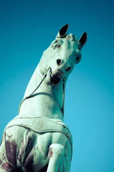 A Quadriga no topo do portão de Brandemburgo, Berlim — Fotografia de Stock