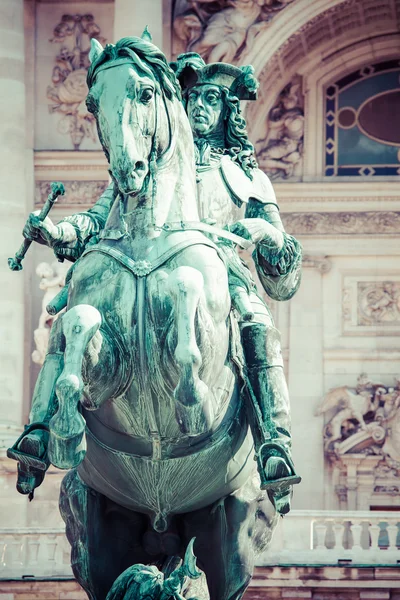 Monumento al Príncipe Eugenio de Saboya en Heldenplatz en Hofburg cerca de la biblioteca nacional austriaca. Viena, Austria, Europa . —  Fotos de Stock