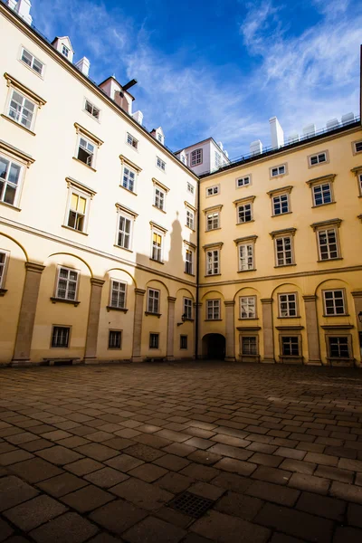 Monumento histórico en el Palacio Real de Viena — Foto de Stock