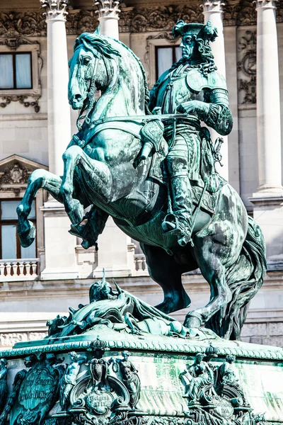 欧根的萨沃伊在霍夫堡宫附近奥地利国家图书馆在 heldenplatz 上的纪念碑。奥地利，维也纳欧洲. — 图库照片