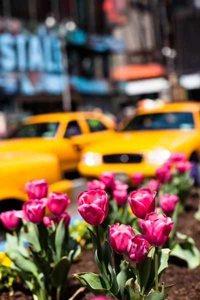 Rychlosti žlutá cab až times square v new Yorku, ny, usa. — Stock fotografie