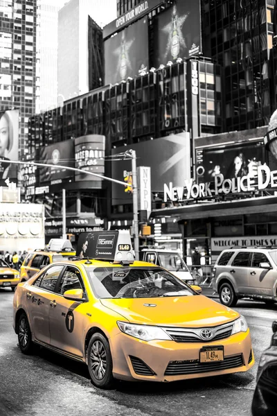 Żółty cab prędkościach przez times square w Nowym Jorku, ny, Stany Zjednoczone Ameryki. — Zdjęcie stockowe