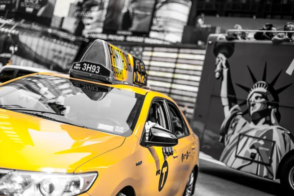 Yellow cab speeds through Times Square in New York, NY, USA. — Stock Photo, Image