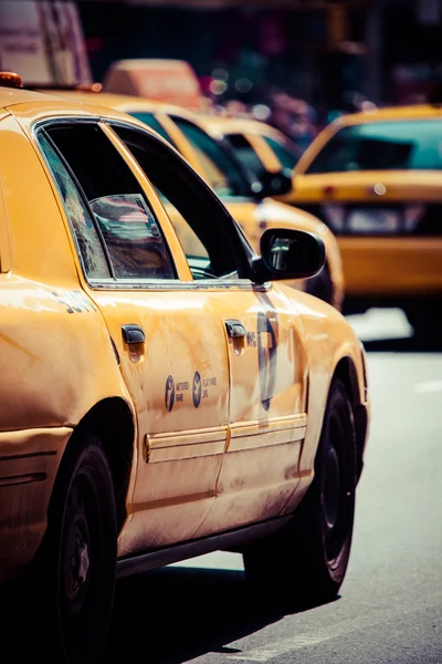 Żółty cab prędkościach przez times square w Nowym Jorku, ny, Stany Zjednoczone Ameryki. — Zdjęcie stockowe