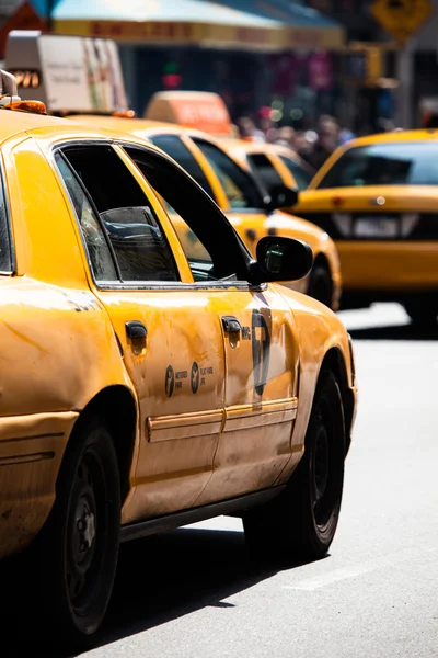 Gelbes Taxi rast durch quadratische Zeiten in New York, NY, USA. — Stockfoto