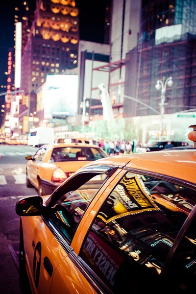 Żółty cab prędkościach przez times square w Nowym Jorku, ny, Stany Zjednoczone Ameryki. — Zdjęcie stockowe