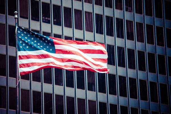 American flags outside a building — Stock Photo, Image