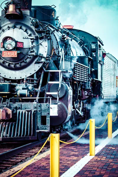 Stará parní lokomotiva proti modré oblohy jasno, historickým vlakem — Stock fotografie