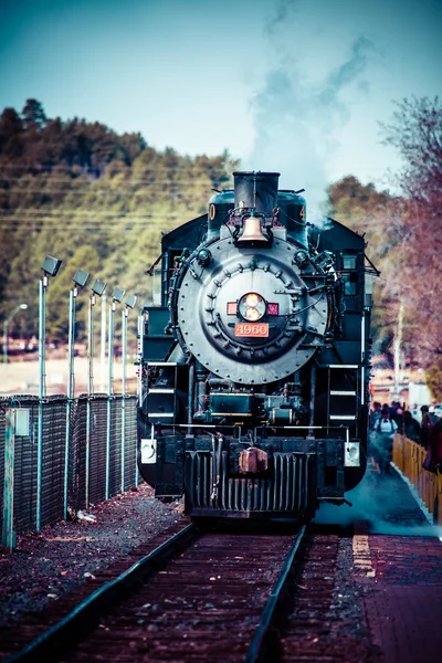 老反对蓝多云的天空，老式火车蒸汽机车 — 图库照片
