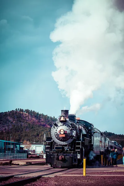 Vieja locomotora de vapor contra el cielo azul nublado, tren vintage — Foto de Stock