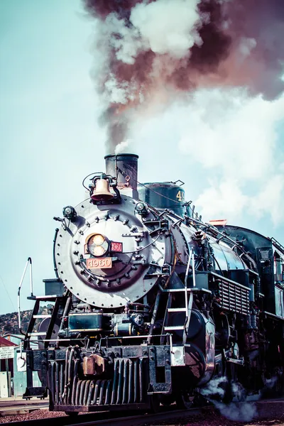 Vieja locomotora de vapor contra el cielo azul nublado, tren vintage — Foto de Stock