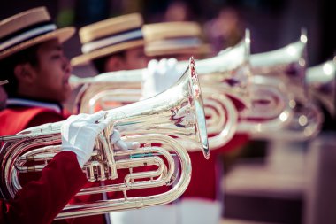 Bando kırmızı üniforma yerine