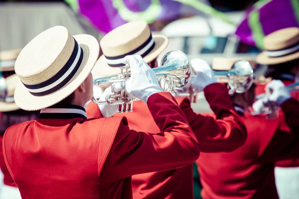 Brass band in rode uniforme uitvoeren — Stockfoto