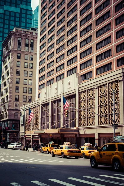 Gelbes Taxi rast durch quadratische Zeiten in New York, NY, USA. — Stockfoto