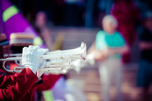 Brass Band en uniforme rouge performant — Photo