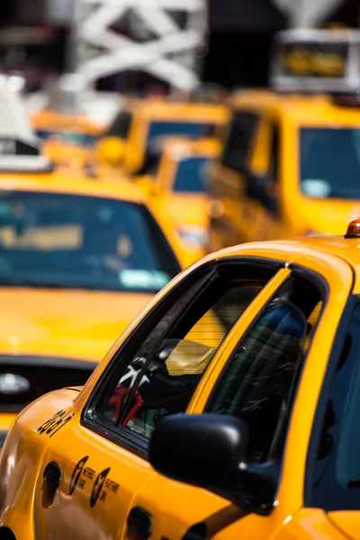 Rychlosti žlutá cab až times square v new Yorku, ny, usa. — Stock fotografie