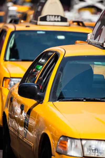 รถแท็กซี่สีเหลืองวิ่งผ่านไทม์สแควร์ในนิวยอร์ก นิวยอร์ก สหรัฐอเมริกา . — ภาพถ่ายสต็อก