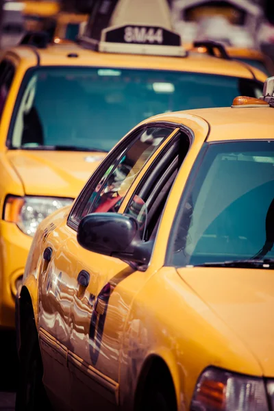 Yellow cab speeds through Times Square in New York, NY, USA. — Stock Photo, Image