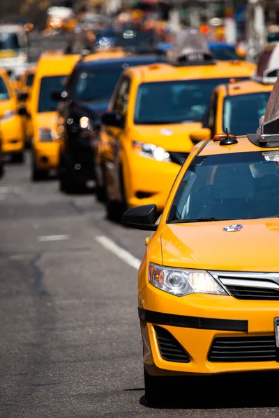 Gelbes Taxi rast durch quadratische Zeiten in New York, NY, USA. — Stockfoto