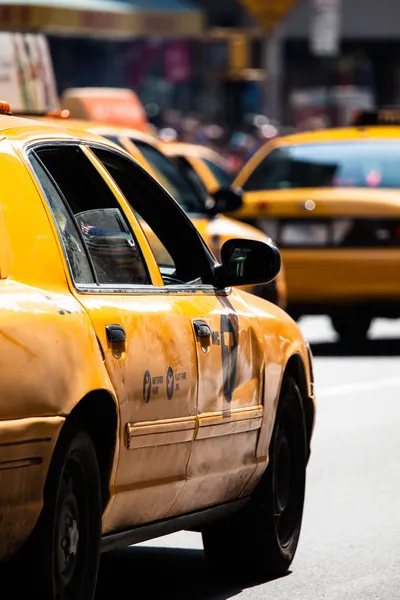 Gele cab snelheden door times square in new york, ny, Verenigde Staten. — Stockfoto