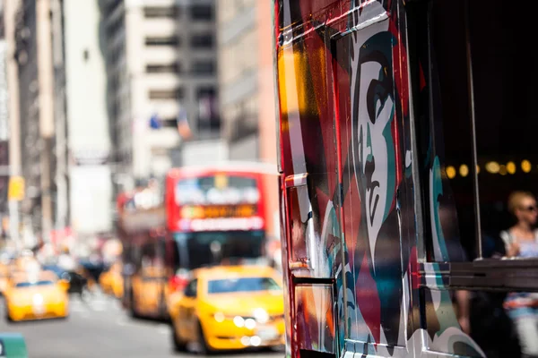 Żółty cab prędkościach przez times square w Nowym Jorku, ny, Stany Zjednoczone Ameryki. — Zdjęcie stockowe