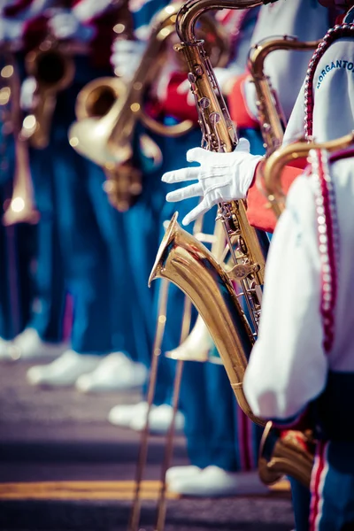 Banda de latón en uniforme realizando — Foto de Stock