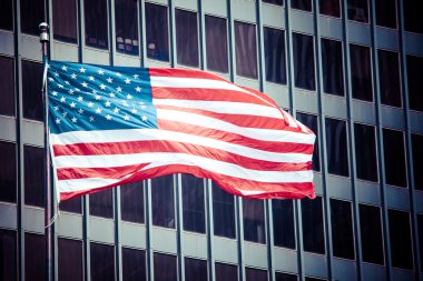 Bize Amerikan sembolü bayrak mavi modern şehir binaları içinde 