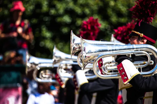 Banda de bronze em uniforme executando — Fotografia de Stock