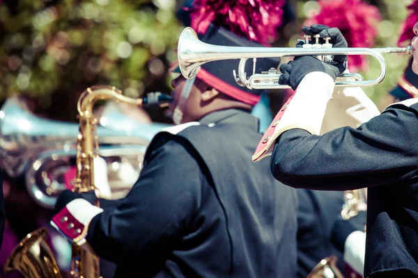 Banda de latón en uniforme realizando — Foto de Stock