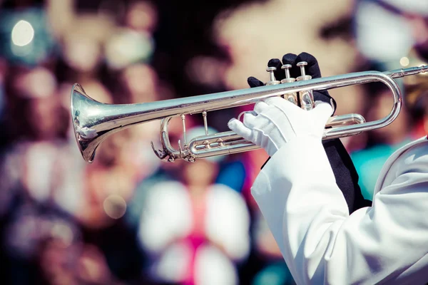 Banda de latón en uniforme realizando — Foto de Stock