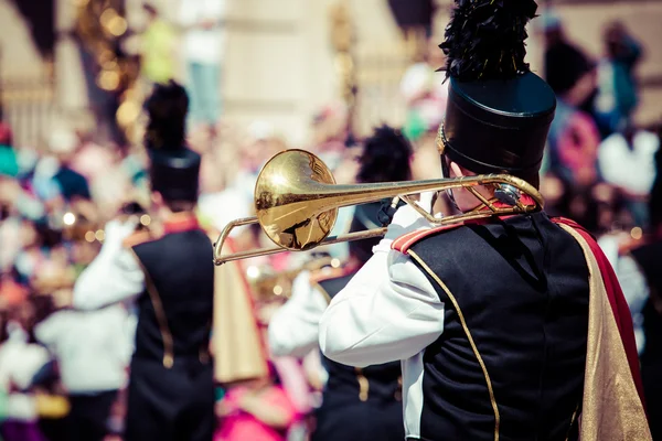 Blaskapelle in Uniform tritt auf — Stockfoto