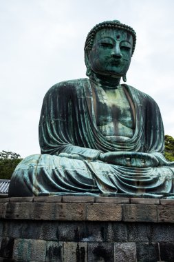 Japonya 'nın Kamakura kentindeki Kotokuin Tapınağı' nda Büyük Buda (Daibutsu).. 