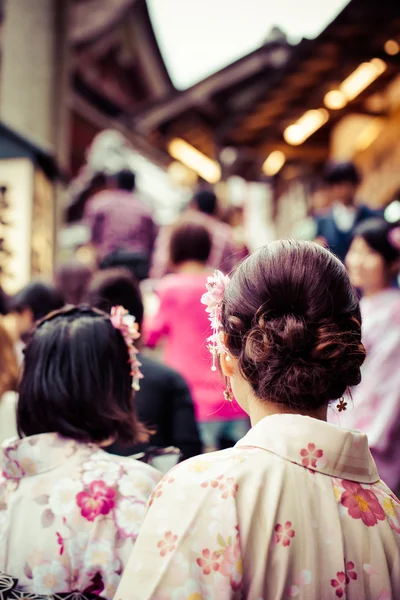 Mujeres japonesas usan un vestido tradicional llamado Kimono para ver Sakura en el templo Kiyomizu en Kyoto —  Fotos de Stock