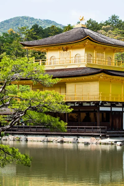 Beroemde gouden paviljoen kinkaku-ji in kyoto japan — Stockfoto