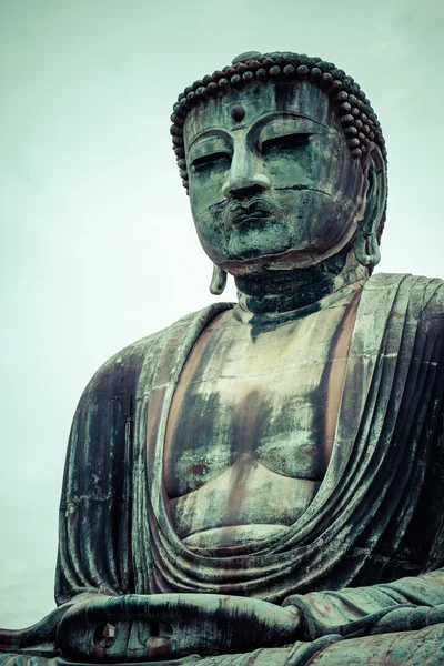 Den store Buddha (Daibutsu) på grund av Kotokuintemplet i Kamakura, Japan. — Stockfoto