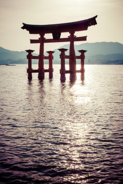 Miyajima, Hiroşima, okyanusta duran ünlü büyük Şinto torii Japonya 