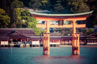 Miyajima, Hiroşima, okyanusta duran ünlü büyük Şinto torii Japonya 