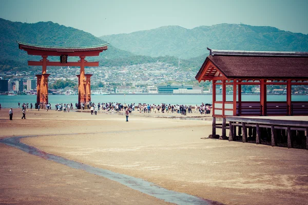 Miyajima, famoso grande torii xintoísta em pé no oceano em Hiroshima, Japão — Fotografia de Stock
