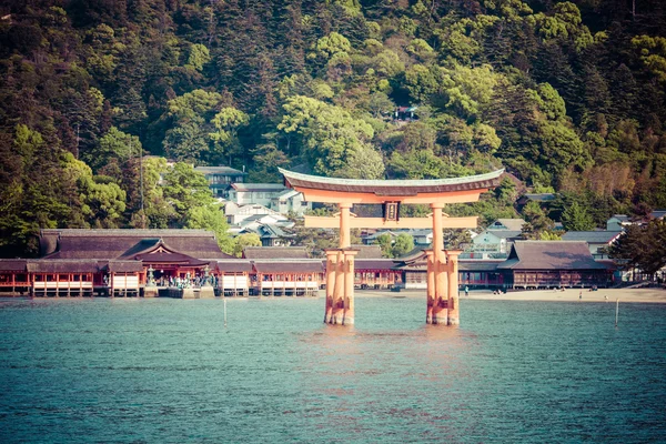 Miyajima, Hiroşima, okyanusta duran ünlü büyük Şinto torii Japonya 