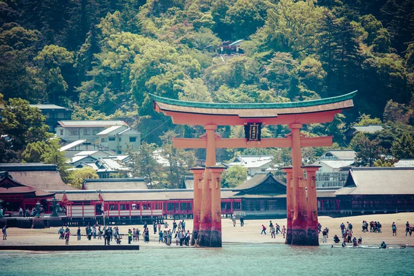 Miyajima, famoso grande torii xintoísta em pé no oceano em Hiroshima, Japão — Fotografia de Stock