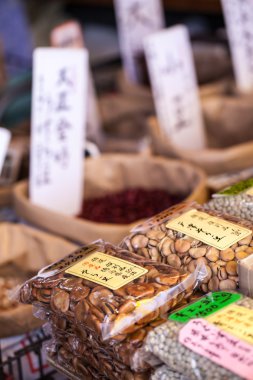 egzotik yiyecek sergilenen geleneksel çarşı içinde Japonya.