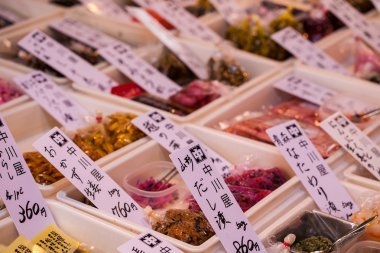 egzotik yiyecek sergilenen geleneksel çarşı içinde Japonya.